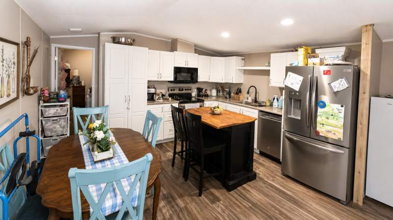 3 bedroom ManufacturedHome at 628 NE Dill St. Street, 10, Madison — photo 5