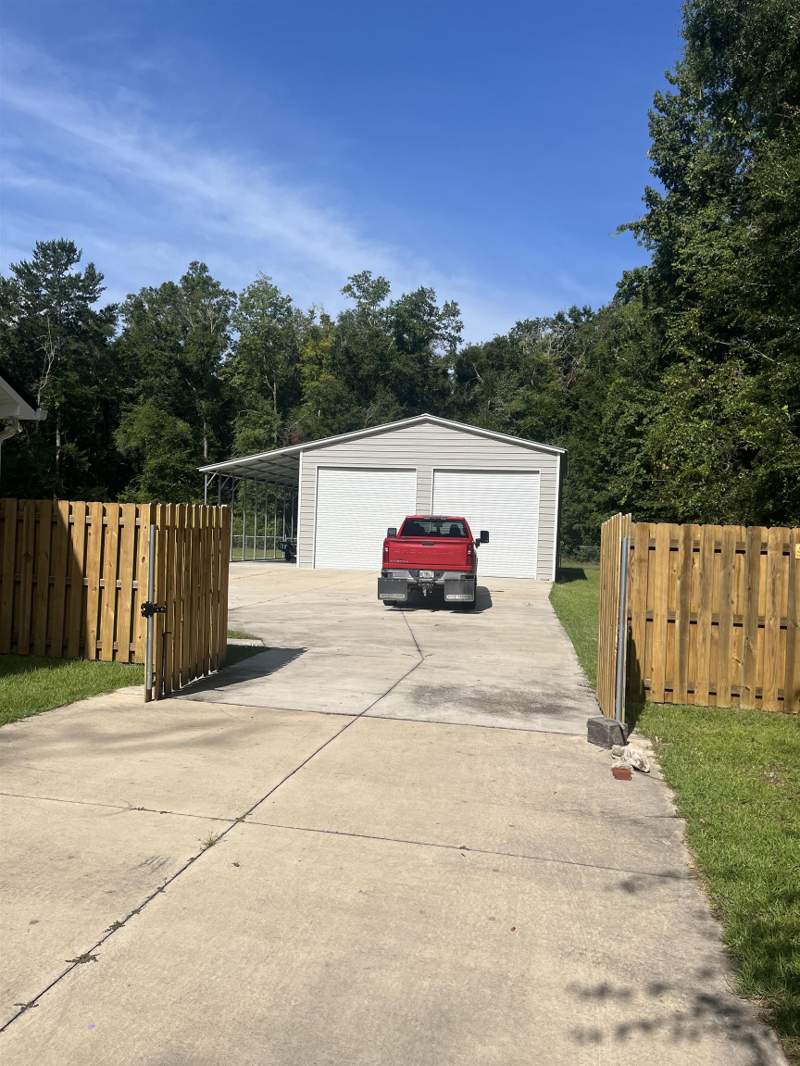 4 bedroom Detached at 10 Apalachee, Hidden Forest, Crawfordville — photo 3