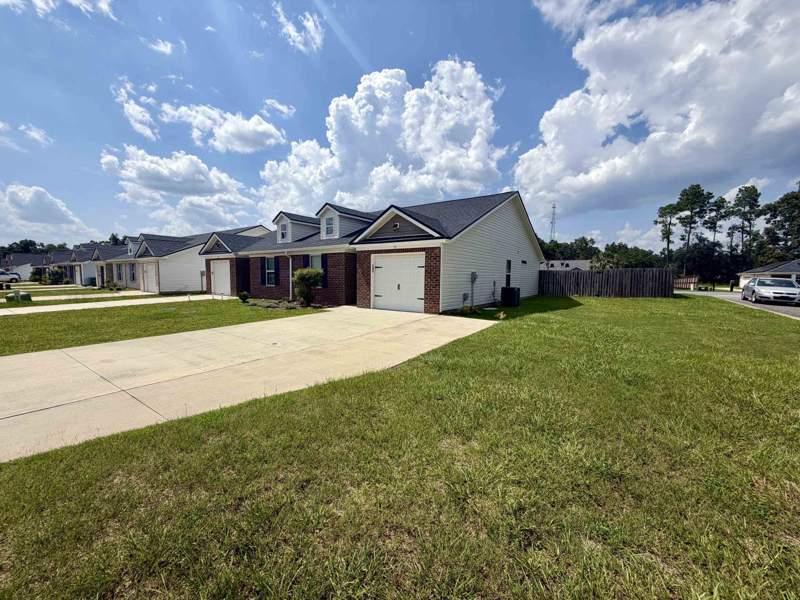 3 bedroom Detached at 18 Excalibur Drive, Camelot Phase lll, Crawfordville — photo 3