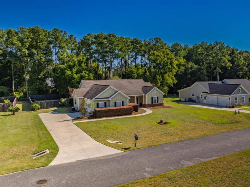 4 bedroom Detached at 215 Nandina Way, The Flowers, Crawfordville — photo 2