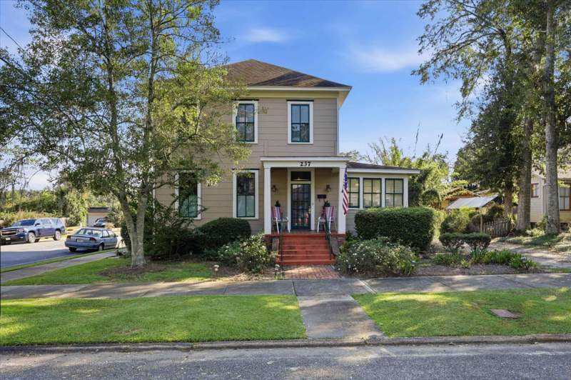 3 bedroom Detached at 237 E Washington Street, Historic Quincy, Quincy — photo 2