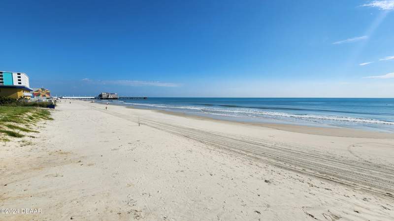 0 bedroom Condotel at 219 S Atlantic Avenue #108, Daytona Inn Beach Resort Condo, Daytona Beach — photo 4