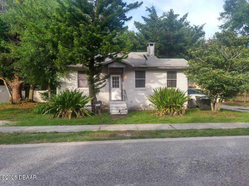 5 bedroom Single Family Residence at 241 S Franklin Street, Daytona Gardens, Daytona Beach — photo 2