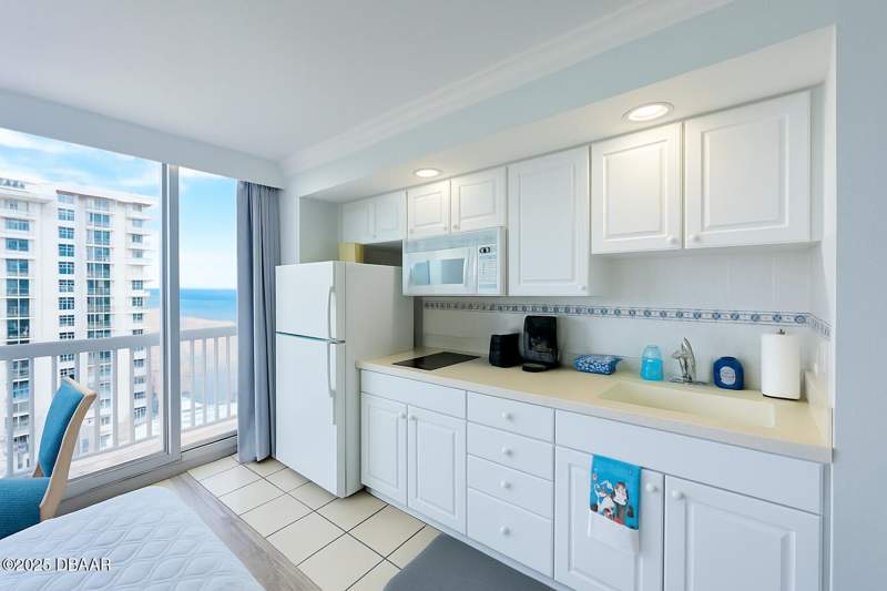 0 bedroom Condotel at 2700 N Atlantic Avenue #1014, Daytona Beach Resort And Conference Center, Daytona Beach — photo 2