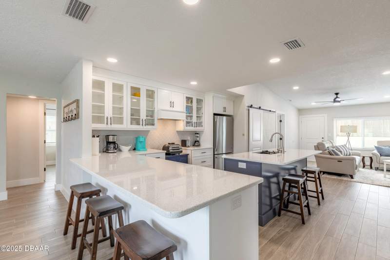 4 bedroom Single Family Residence at 8 Robben Terrace, Not In Subdivision, Daytona Beach — photo 3