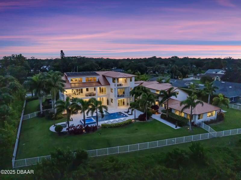 5 bedroom Single Family Residence at 1511 S Riverside Drive, New Smyrna Beach, New Smyrna Beach — photo 3