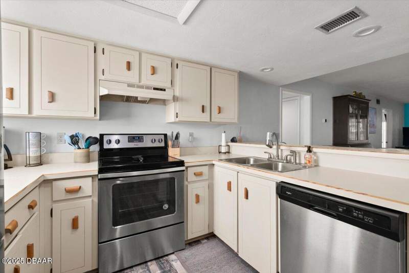 2 bedroom Condominium at 102 Bob White Court #C, Pelican Bay, Daytona Beach — photo 5