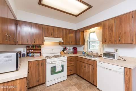 136 Hitching Post Drive, Daytona Beach FL - photo 8 of 52