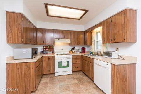 136 Hitching Post Drive, Daytona Beach FL - photo 9 of 52