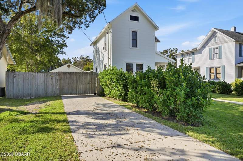 3 bedroom Single Family Residence at 830 S Beach Street, Not In Subdivision, Daytona Beach — photo 4