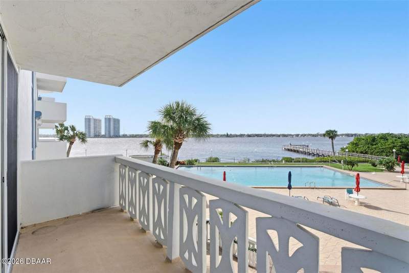 2 bedroom Condominium at 925 N Halifax Avenue #103, Bayshore Bath & Tennis Club Condo, Daytona Beach — photo 2