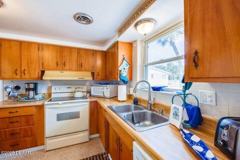 3 bedroom Single Family Residence at 3134 S Peninsula Drive, Halifax, Daytona Beach Shores — photo 5