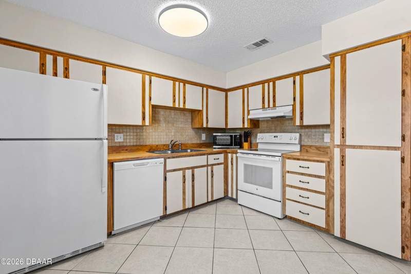 2 bedroom Condominium at 910 Big Tree Road #203, Jemecy Oak Villas, A Condo, South Daytona — photo 3
