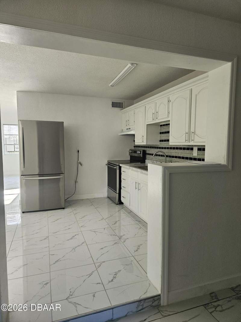 3 bedroom Single Family Residence at 608 Doris Place, Ganymede, South Daytona — photo 3