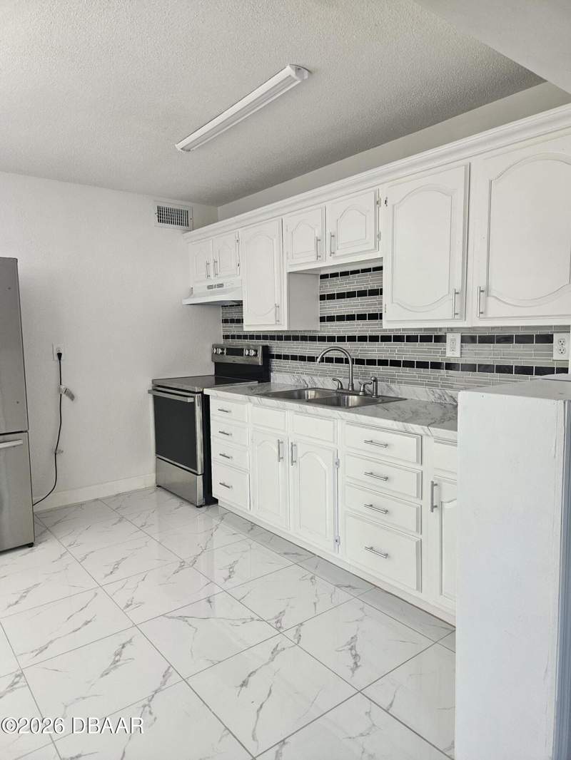 3 bedroom Single Family Residence at 608 Doris Place, Ganymede, South Daytona — photo 5