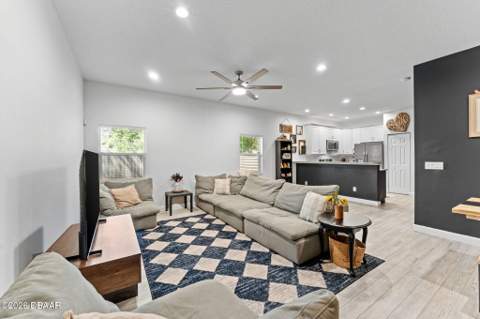 637 Holmes Avenue, Daytona Beach FL - photo 8 of 29