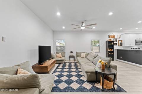 637 Holmes Avenue, Daytona Beach FL - photo 9 of 29
