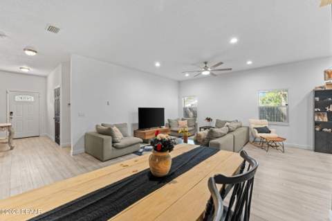 637 Holmes Avenue, Daytona Beach FL - photo 6 of 29