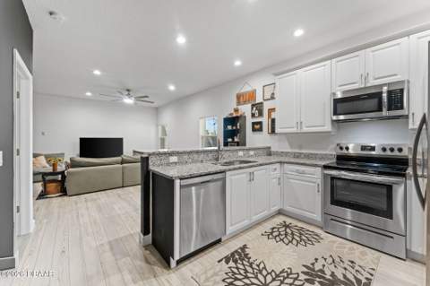 637 Holmes Avenue, Daytona Beach FL - photo 10 of 29