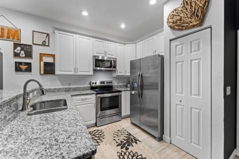 637 Holmes Avenue, Daytona Beach FL - photo 11 of 29