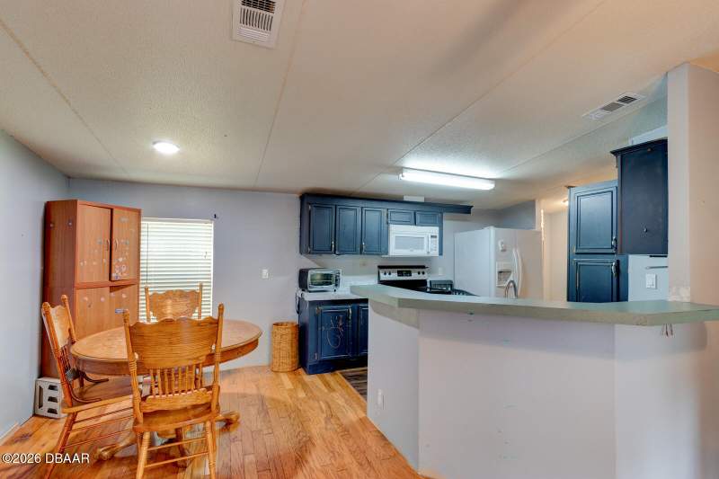 2 bedroom Manufactured Home at 1040 Green Acres Circle, South Daytona, South Daytona — photo 3