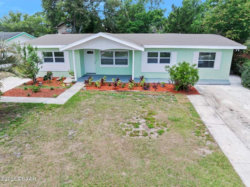 4 bedroom Single Family Residence at 1112 Lakewood Park Drive, Not In Subdivision, Daytona Beach — photo 2