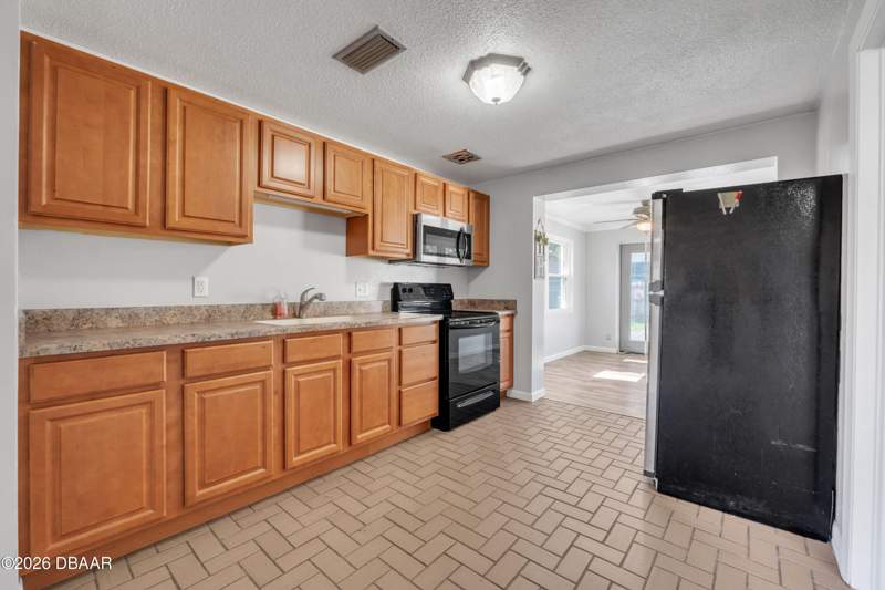 2 bedroom Single Family Residence at 1332 Granada Avenue, Highland Park, Daytona Beach — photo 4