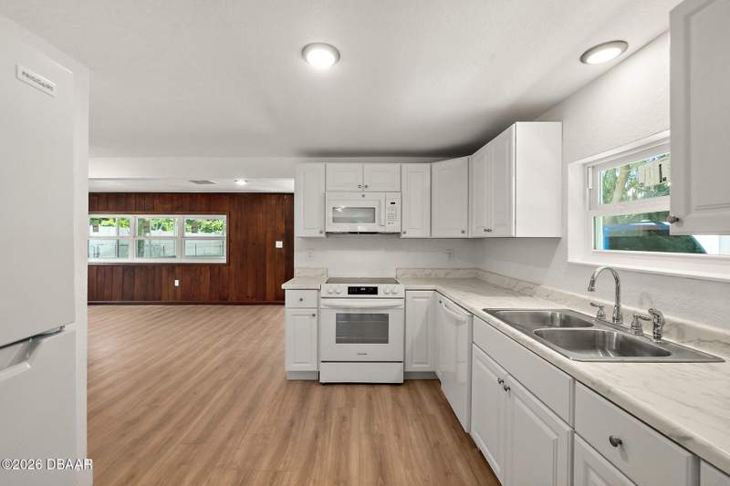 2 bedroom Single Family Residence at 607 Wayne Avenue, Camary Maud Groves, New Smyrna Beach — photo 5