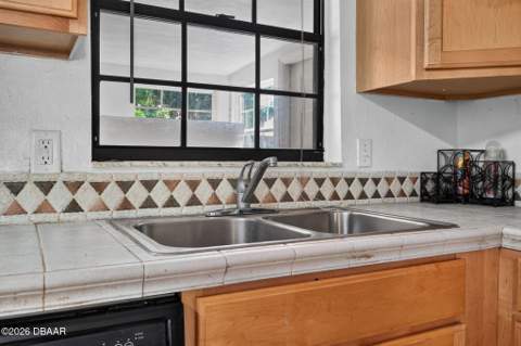 912 Royal Oak Court, Holly Hill FL - photo 10 of 40