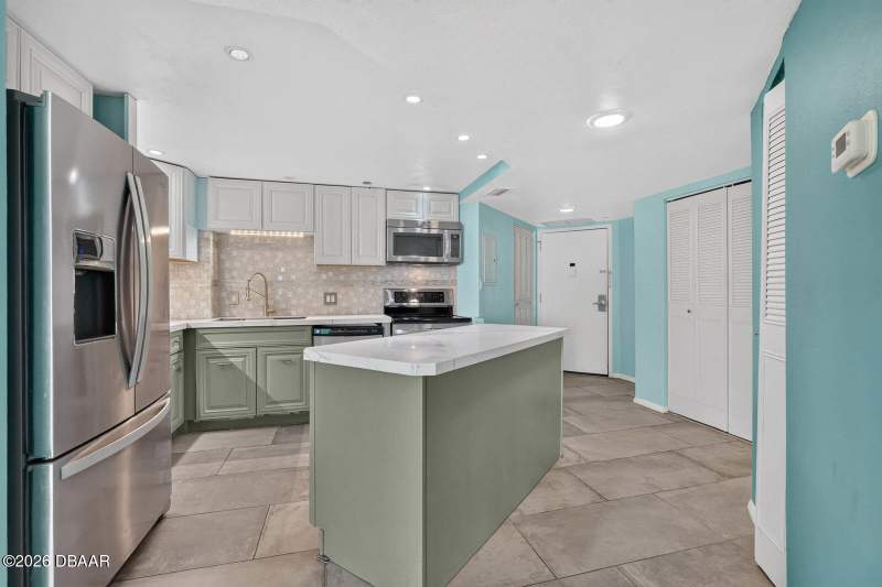 2 bedroom Condominium at 935 N Halifax Avenue #406, Bayshore Bath & Tennis Club Condo, Daytona Beach — photo 4