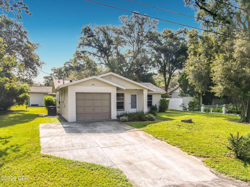 3 bedroom Single Family Residence at 651 W Blue Lake Terrace, Not In Subdivision, DeLand — photo 2