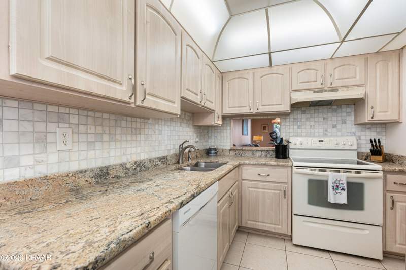 2 bedroom Condominium at 640 N Nova Road #504, Tomoka Oaks Condo North, Ormond Beach — photo 3