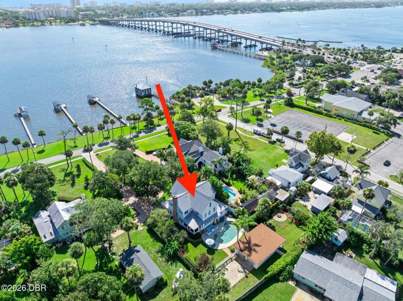 5 bedroom Single Family Residence at 94 N Beach Street, Not In Subdivision, Ormond Beach — photo 2