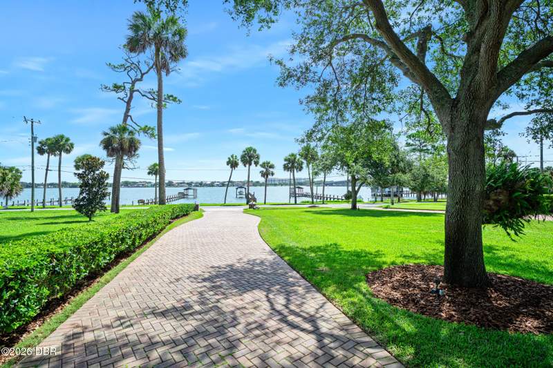 5 bedroom Single Family Residence at 94 N Beach Street, Not In Subdivision, Ormond Beach — photo 4