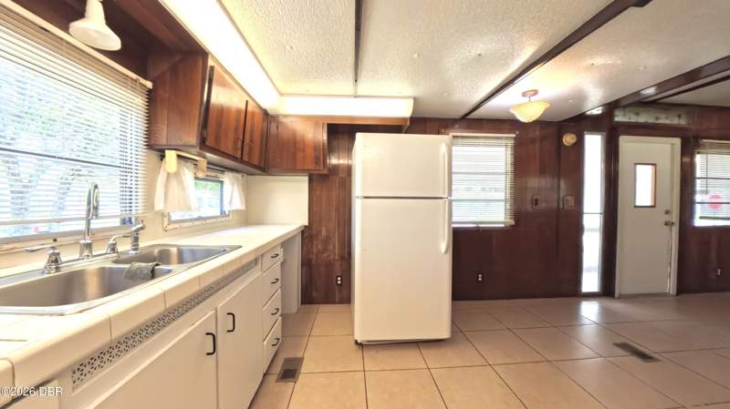 2 bedroom Mobile Home at 1302 Arroyo Parkway, Tropical Mobile Home Village, Ormond Beach — photo 3