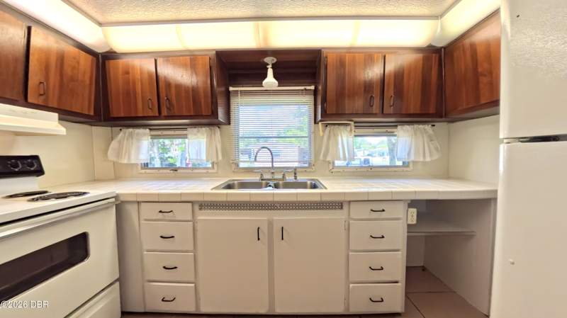 2 bedroom Mobile Home at 1302 Arroyo Parkway, Tropical Mobile Home Village, Ormond Beach — photo 4