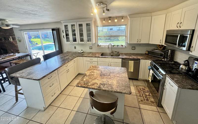 4 bedroom Single Family Residence at 153 University Circle, University Circle, Ormond Beach — photo 2