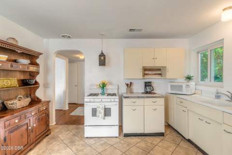 841 Cordova Avenue, Ormond Beach FL - photo 10 of 34