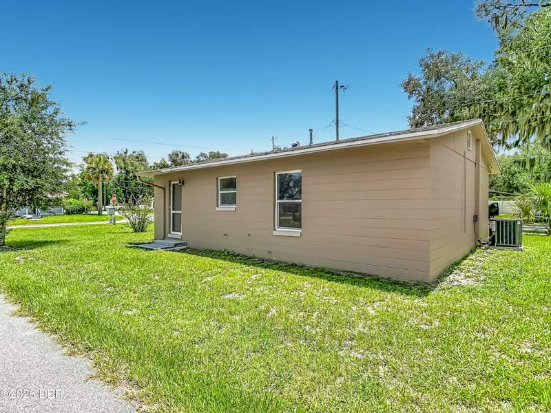2 bedroom Single Family Residence at 501 W Lisbon Parkway, DeLand, DeLand — photo 3