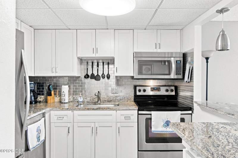 1 bedroom Condominium at 935 N Halifax Avenue #604, Bayshore Bath & Tennis Club Condo, Daytona Beach — photo 4