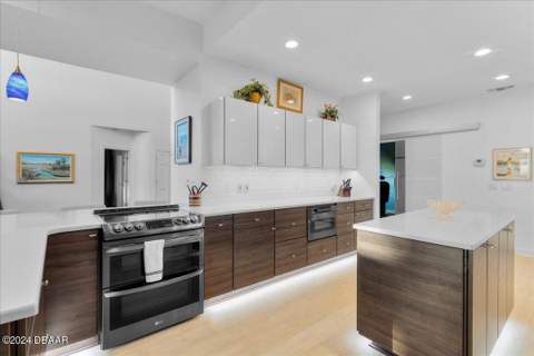 13 Bay Pointe Drive, Ormond Beach FL - photo 10 of 46