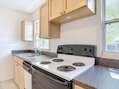 709 Edwards Street, Daytona Beach FL - photo 11 of 43