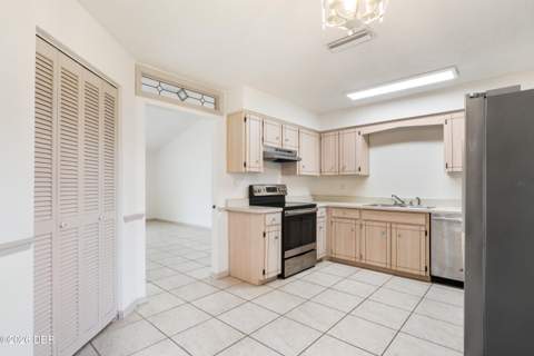 52 Plaza Drive, Ormond Beach FL - photo 9 of 41