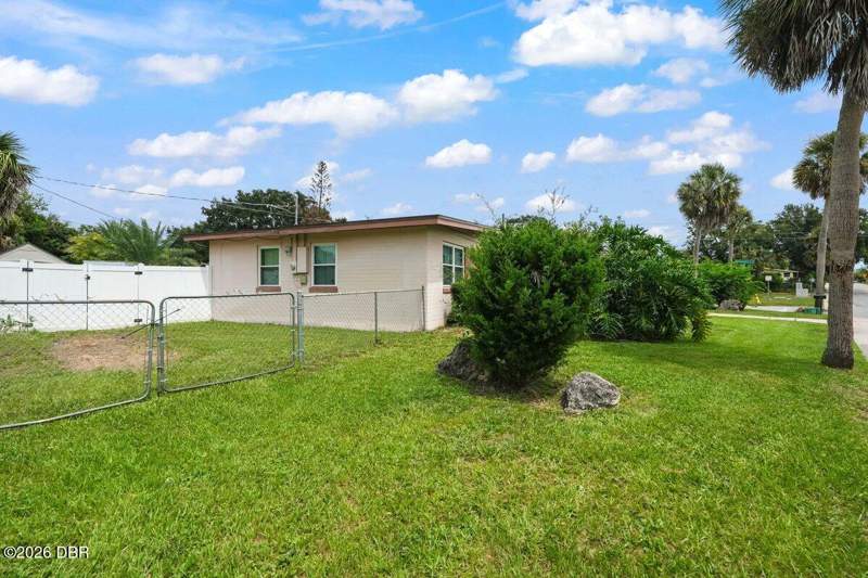 2 bedroom Single Family Residence at 1002 Thunderbird Drive, Beverly Hills, Daytona Beach — photo 2