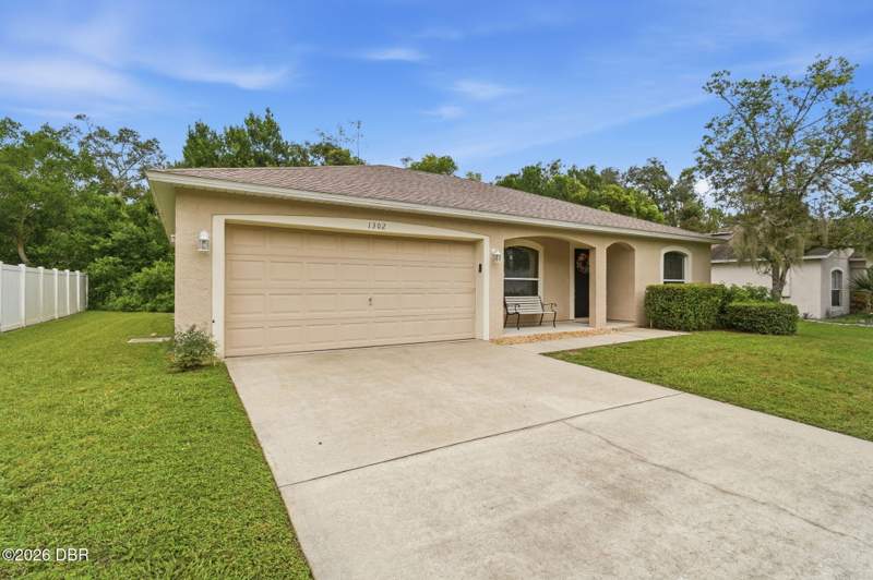 3 bedroom Single Family Residence at 1302 Benton Lake Drive #E, Not on the List, DeLand — photo 2