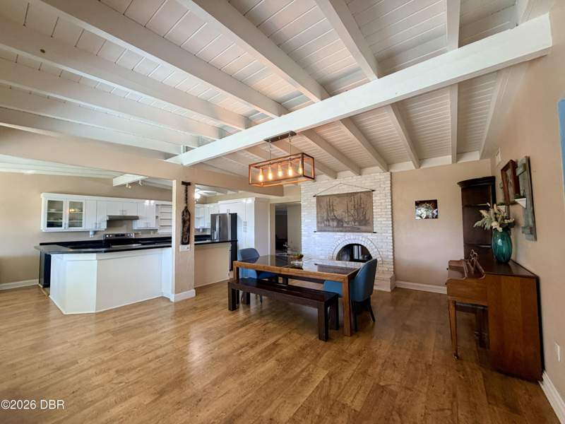 4 bedroom Single Family Residence at 318 N Riverside Drive, Not In Subdivision, Edgewater — photo 2