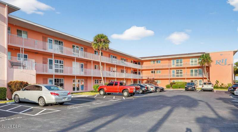 2 bedroom Condominium at 721 S Beach Street #205, Daytona Beach Riverhouse Condos, Daytona Beach — photo 2