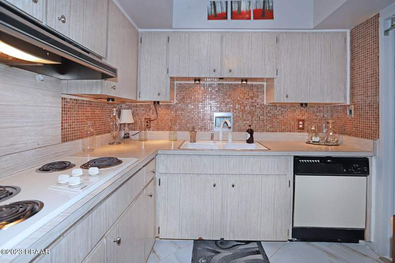 2 bedroom Condominium at 1224 S Peninsula Drive #102, Pendleton Club Condo, Daytona Beach — photo 3