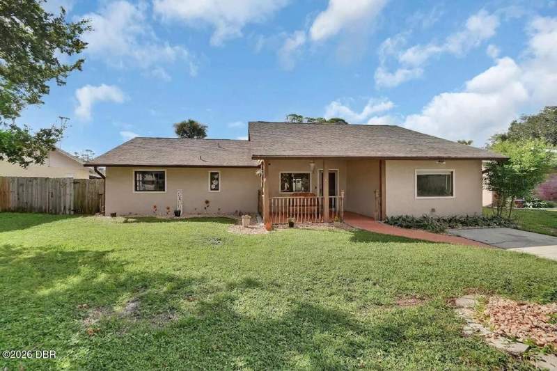 4 bedroom Single Family Residence at 583 Cambridge Circle, Oak Lea Village, South Daytona — photo 2