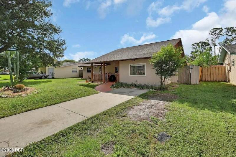 4 bedroom Single Family Residence at 583 Cambridge Circle, Oak Lea Village, South Daytona — photo 3